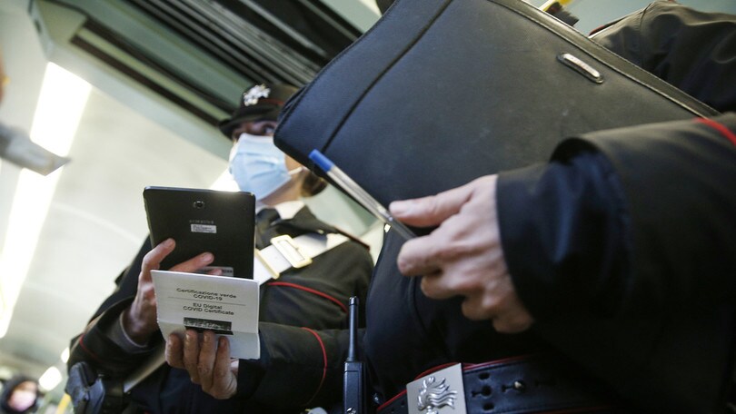 Green Pass e Super Green Pass: dal 6 dicembre obbligatori su bus, metro, treni e aerei