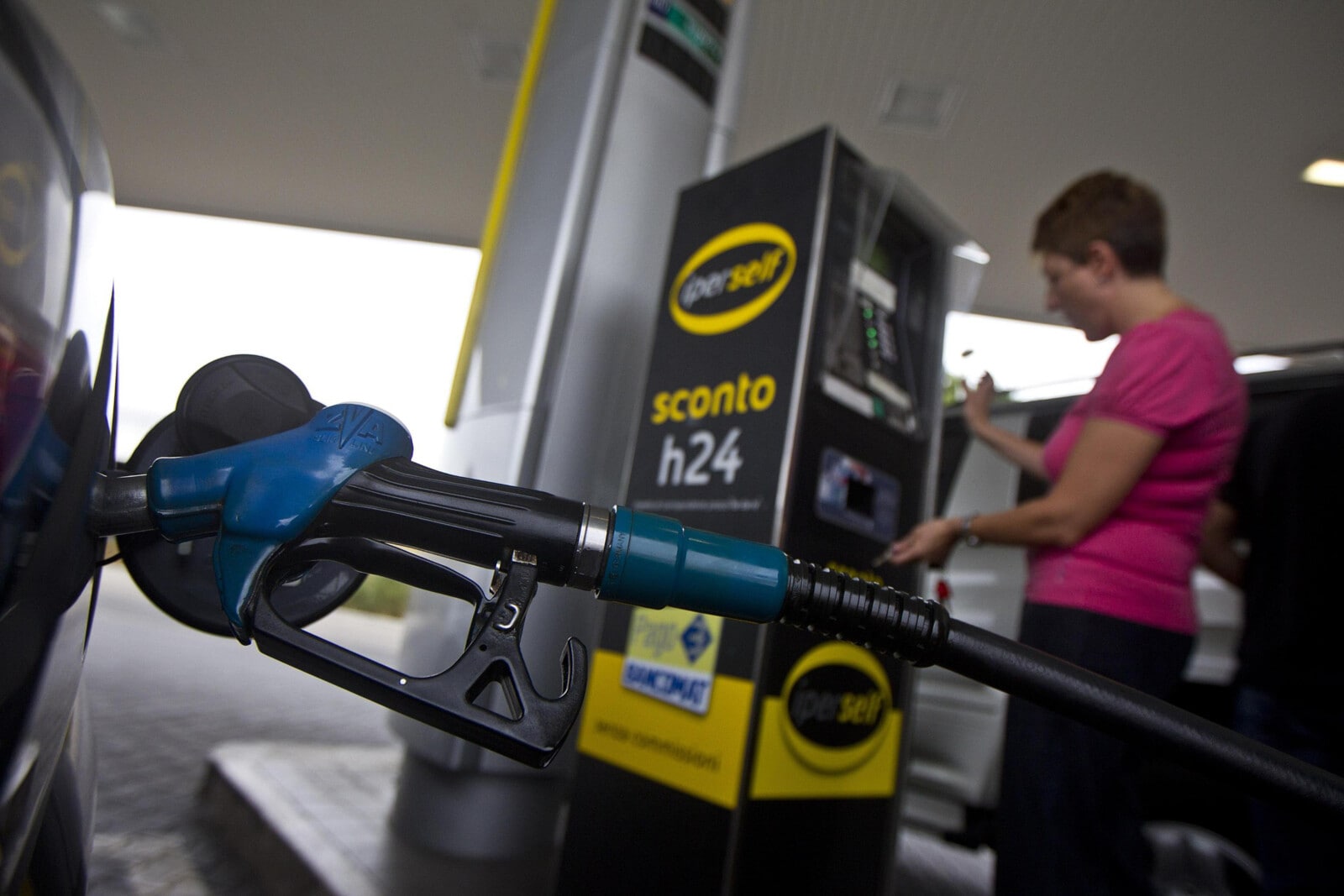 Troppe auto e poche stazioni di benzina: la mappa con le regioni in Italia più e meno "virtuose"