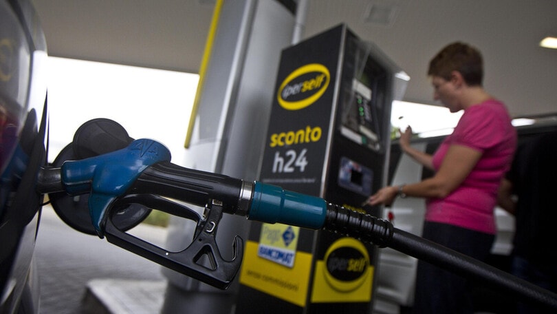Troppe auto e poche stazioni di benzina: la mappa con le regioni in Italia più e meno "virtuose"