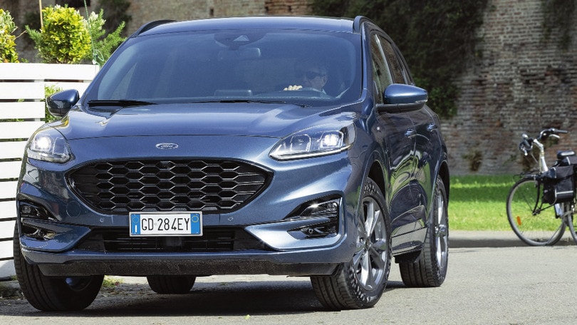 Ford Kuga, meglio full hybrid o plug-in? Le ibride a confronto