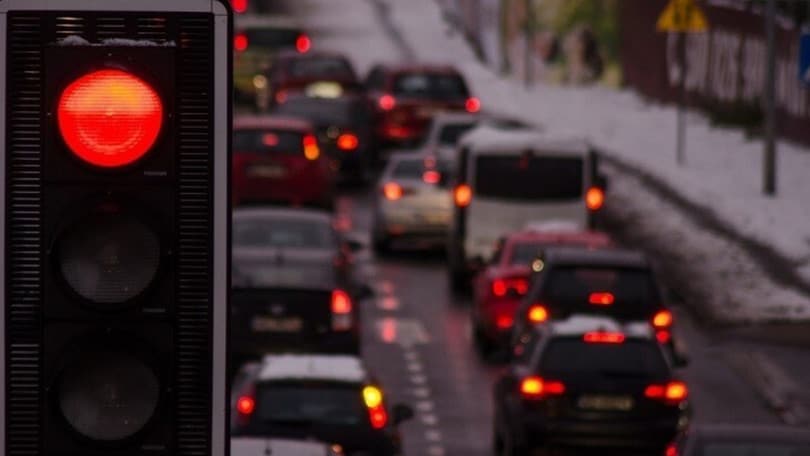 Roma, arrivano i semafori intelligenti: il Comune dà l'ok a Google per gestirli