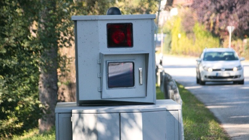 Multa con beffa: l’autovelox immortala il marito con l’amante