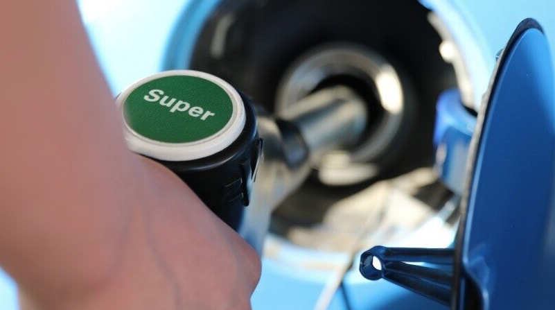 Caro benzine, il 72% degli italiani usa meno l’auto rispetto al 2020