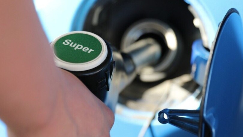 Caro benzine, il 72% degli italiani usa meno l’auto rispetto al 2020