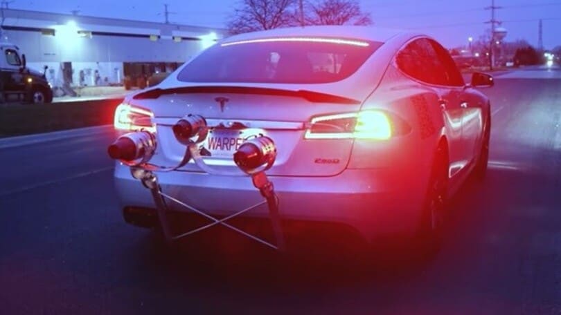 Tesla Model S, uno youtuber monta tre motori a reazione!