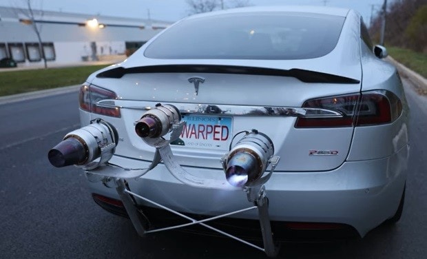 Tesla Model S, che accelerazione quella con tre motori jet!