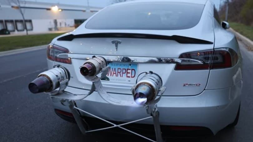 Tesla Model S, che accelerazione quella con tre motori jet!
