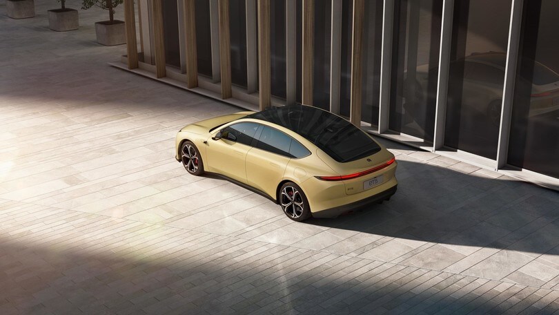 Nio ET5, la berlina elettrica cinese da 1.000 km di autonomia