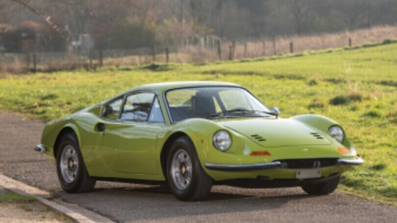 Bimbo scava nel giardino e trova una Ferrari Dino rubata nel 1974