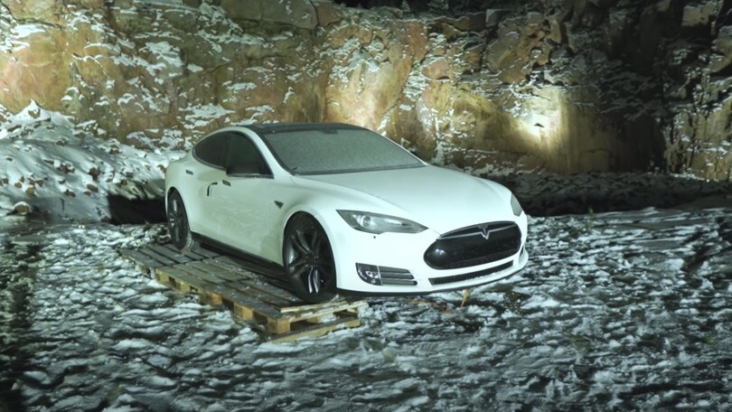 Tesla Model, il proprietario la fa esplodere in Finlandia