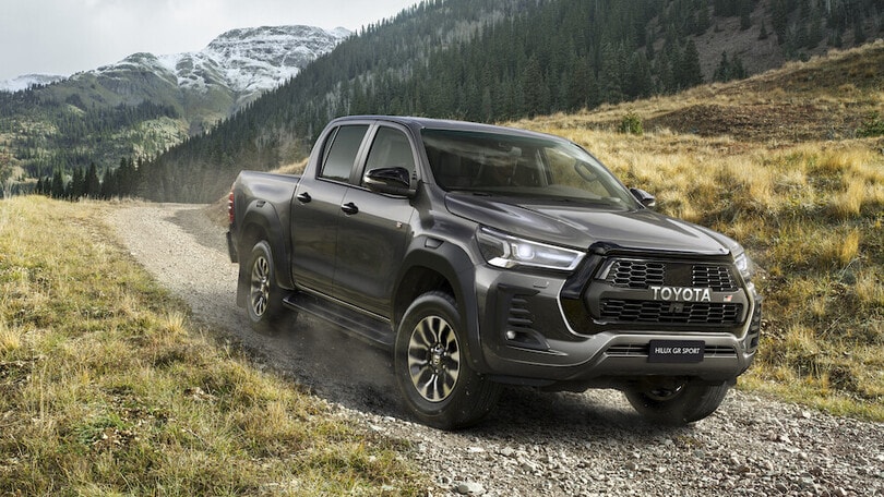 Toyota Hilux GR Sport, pick up "sportivo" sognando Dakar