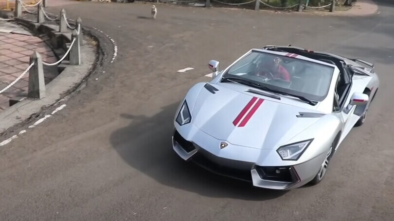 Lamborghini Aventador, la replica è su base Honda Civic