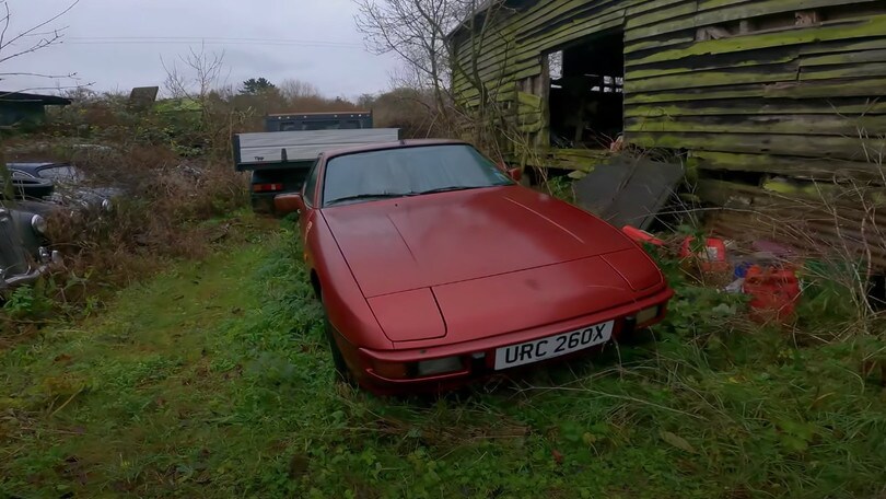La collezione di auto d'epoca in un fienile abbandonato