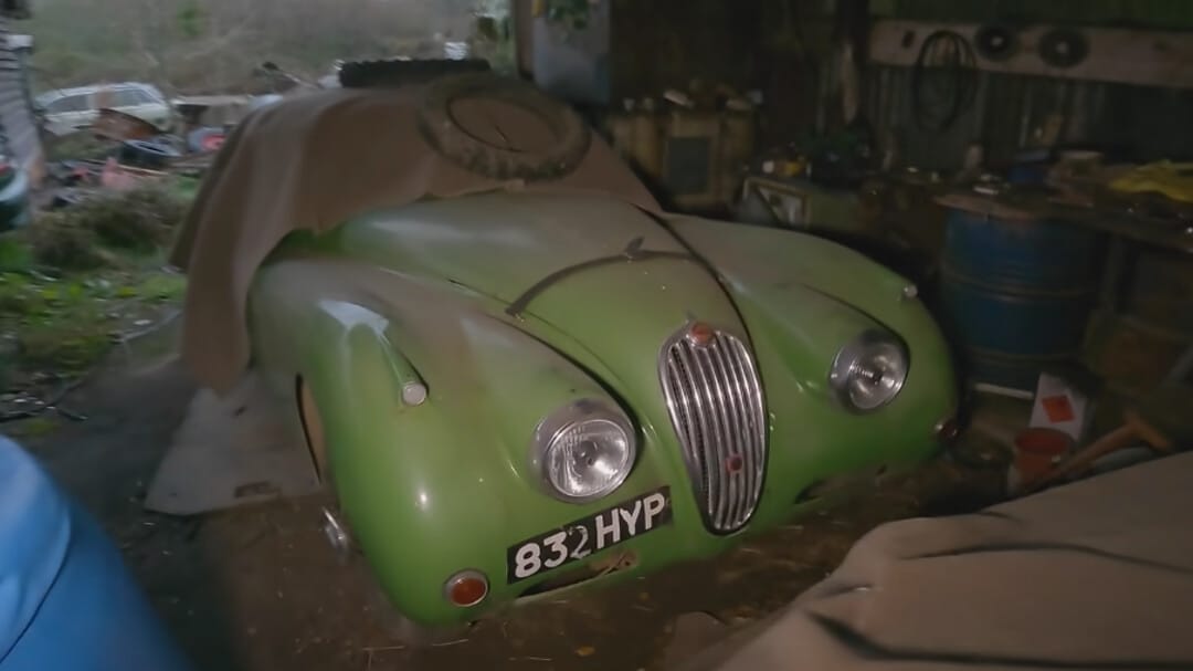 Lotus, Porsche, Bentley e altre ancora: collezione di auto in un fienile abbandonato