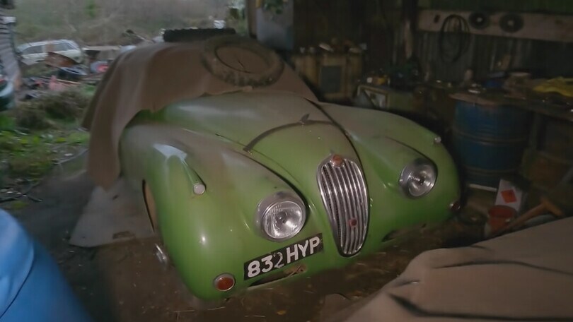 Lotus, Porsche, Bentley e altre ancora: collezione di auto in un fienile abbandonato