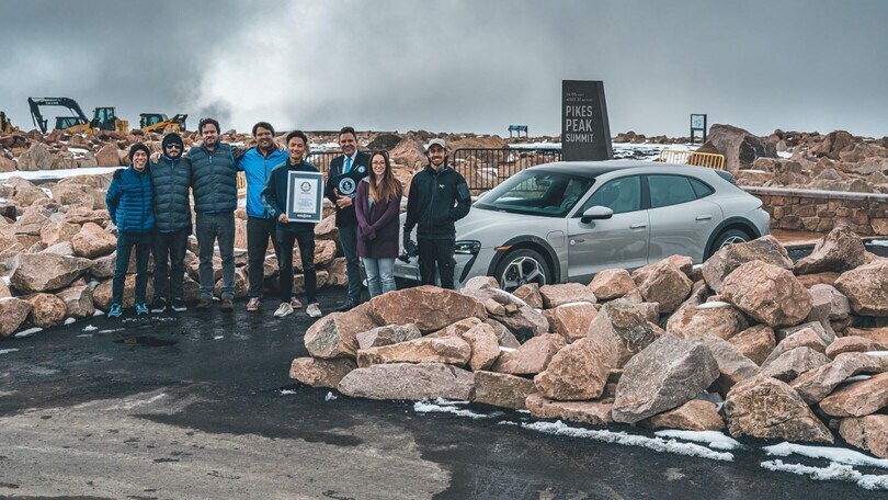 Porsche Taycan Cross Turismo, la scalata da record fin su la cima del Pikes Peak