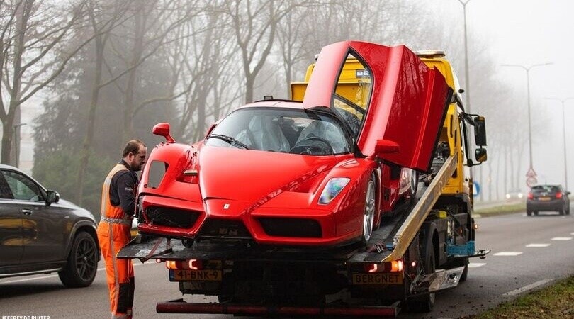 Ferrari Enzo, che botto: si schianta contro un albero e viene distrutta!
