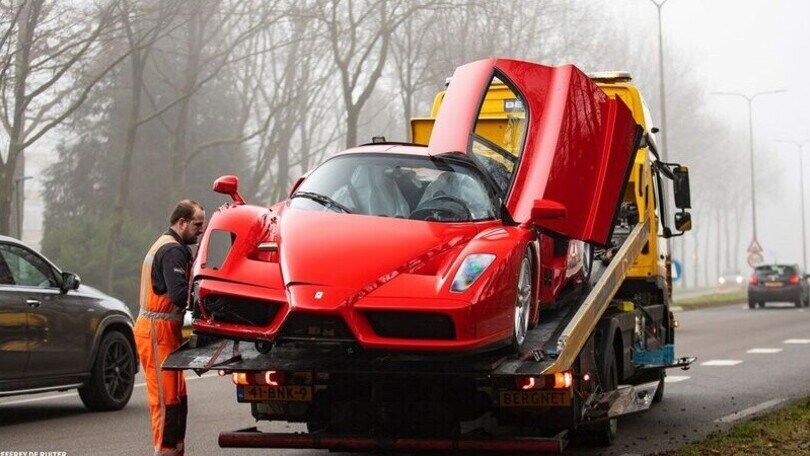 Ferrari Enzo, che botto: si schianta contro un albero e viene distrutta!