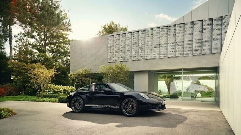 Porsche, la nuova 911 limited edition è totalmente verniciata di nero