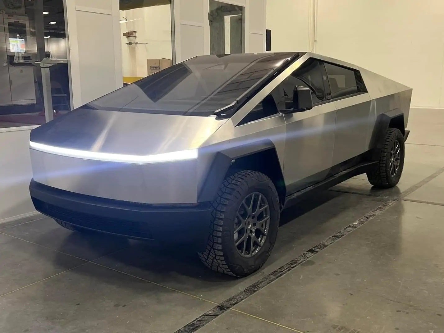 Tesla Cybertruck, sbuca un’immagine di una versione di pre-serie