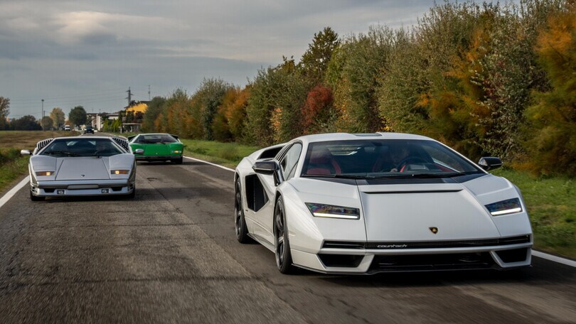 Lamborghini Countach LPI 800-4, scende in strada con le antenate