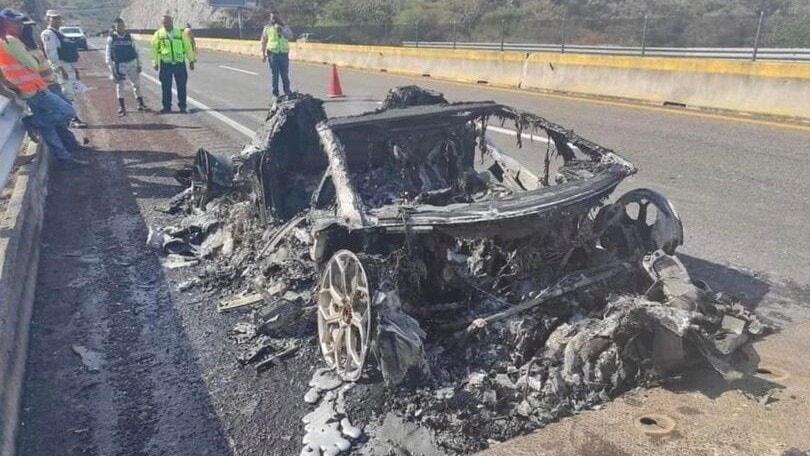 Sembra impossibile ma questo rottame carbonizzato era una Lamborghini Aventador SVJ 63 Roadster