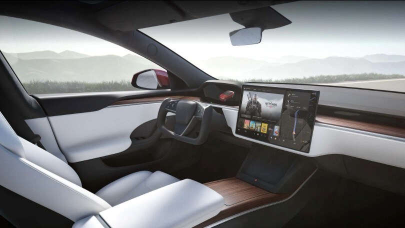 Tesla, 19enne “buca” il software e poi avvisa i proprietari delle auto via mail