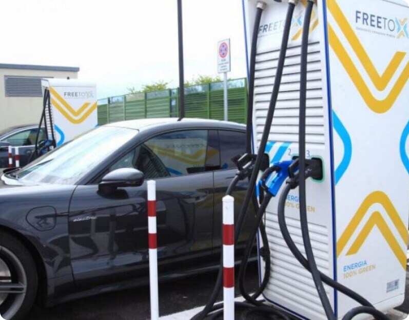 Autostrade, ricariche ad alta potenza. Il piano delle HPC: 100 stazioni entro il 2023