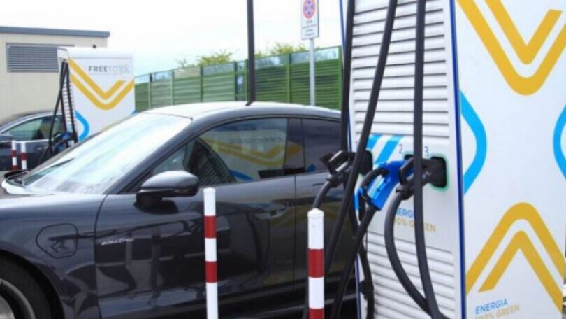 Autostrade, ricariche ad alta potenza. Il piano delle HPC: 100 stazioni entro il 2023