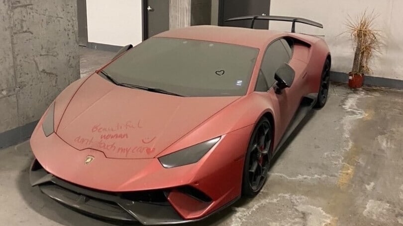 Lamborghini Huracan LP640-4 Performante abbandonata e impolverata in un garage