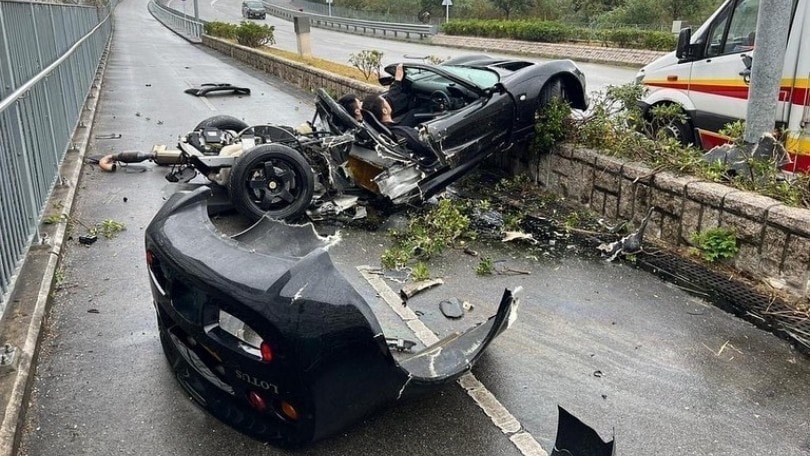 Tragedia sfiorata: Lotus si schianta sul palo della luce e si spezza in due