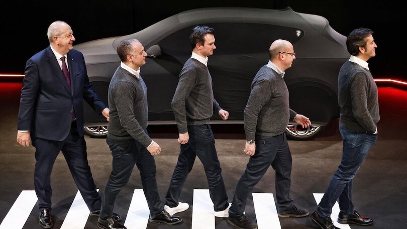 Alfa Romeo Tonale scomoda i Beatles e rivela la silhouette