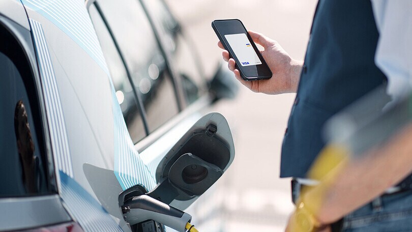 Auto elettriche, Visa reclama uno standard accessibile per il pagamento della ricarica