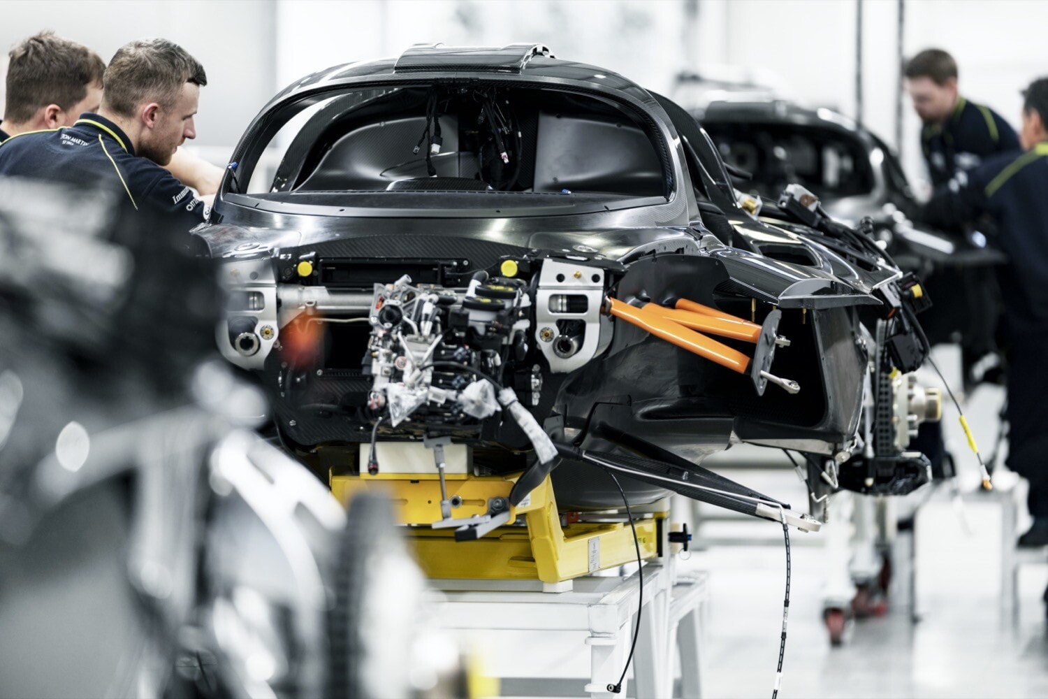 Aston Martin, dal 2026 solo auto elettriche o ibride