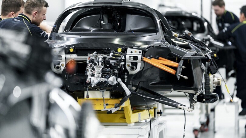 Aston Martin, dal 2026 solo auto elettriche o ibride