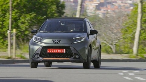 Nuova Toyota Aygo X, la citycar su strada