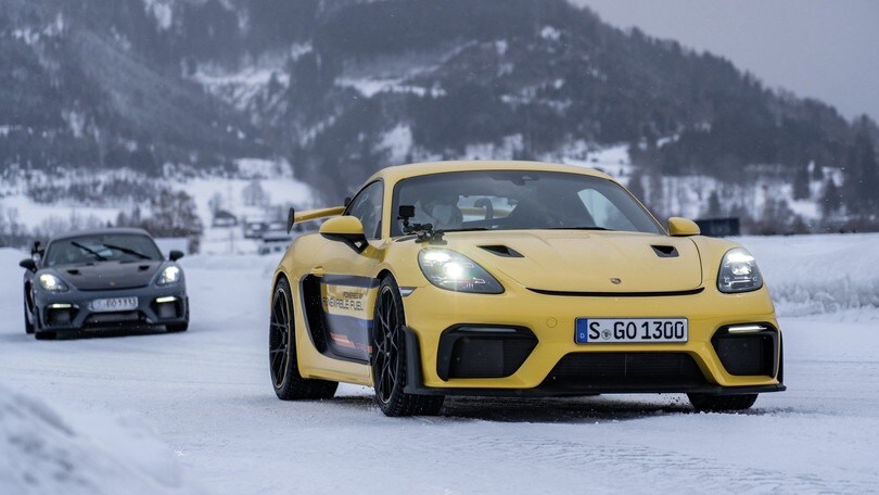 Porsche 718 Cayman GT4 RS, sulla neve con la benzina sintetica