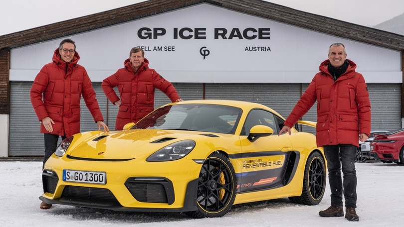 Porsche, la 718 Cayman GT4 RS debutta con la benzina sintetica