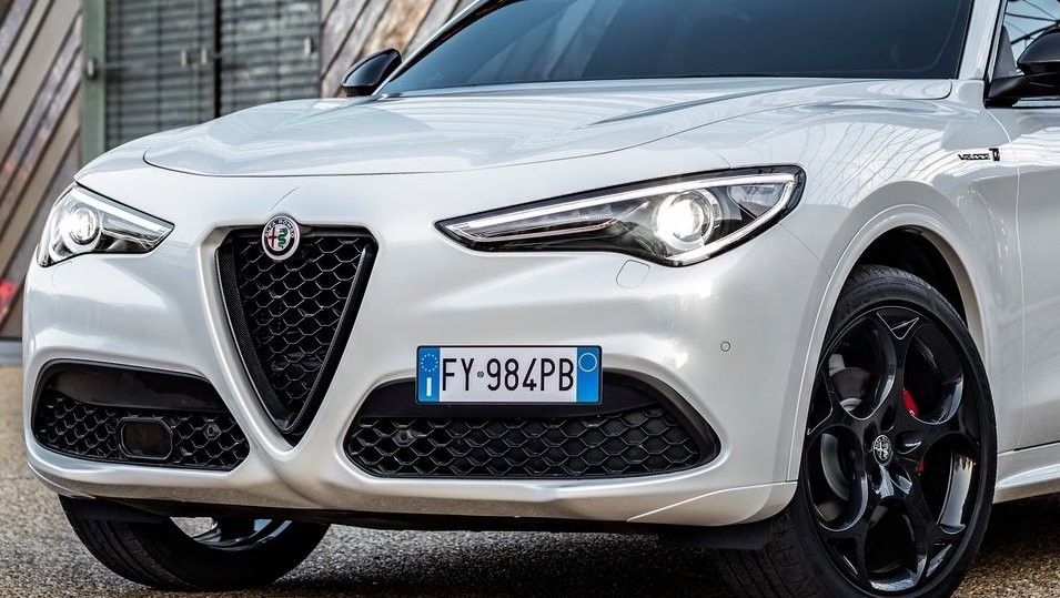 Alfa Romeo Stelvio restyling anticipa le novità sui fari