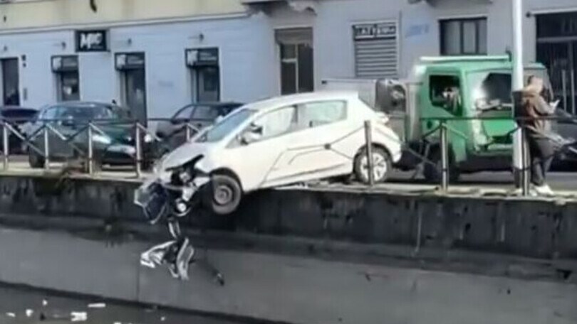 Milano, auto s'incastra tra i Navigli
