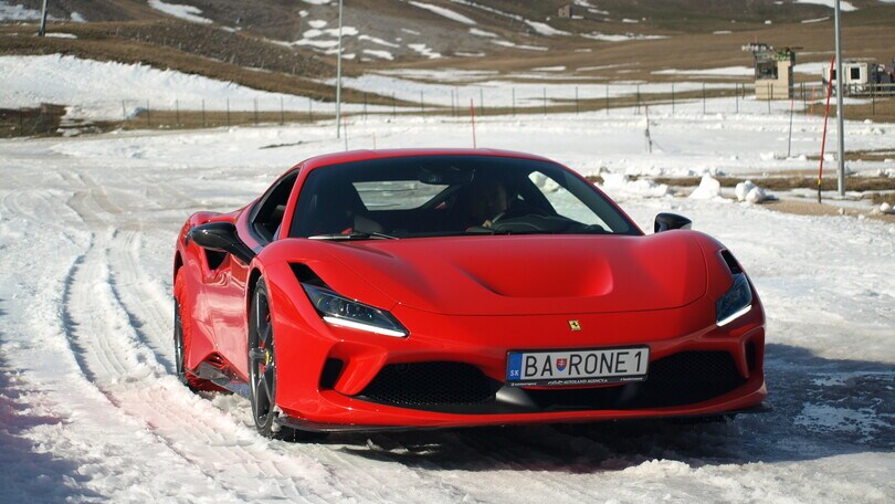 Ferrari, la F8 Tributo di Fabio Barone al Roccaraso snow driving