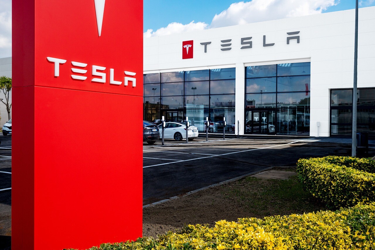 Tesla arriva al Sud, inaugurato il Center di Caserta