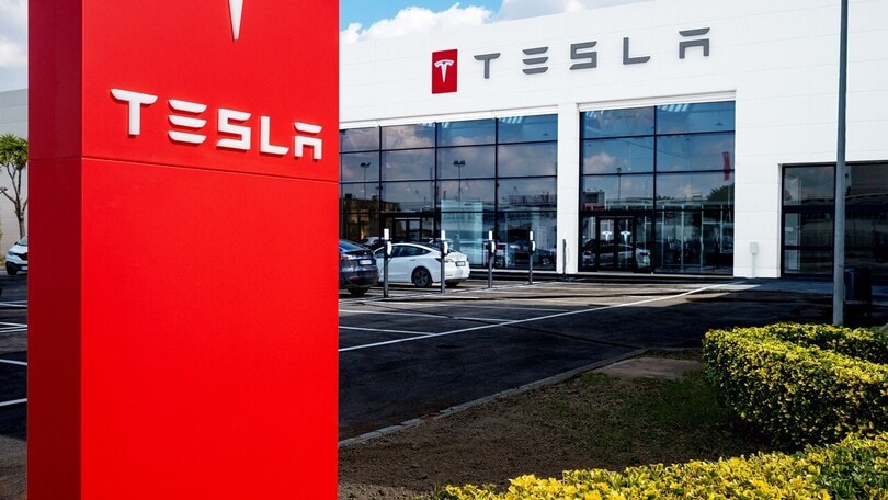 Tesla arriva al Sud, inaugurato il Center di Caserta