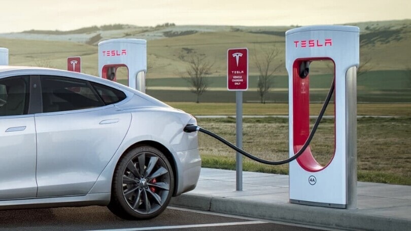 Ucraina, da Tesla ricarica gratis alle colonnine di confine
