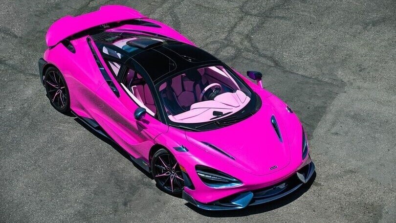 Una supercar tutta rosa come Barbie: la McLaren 765LT dell'influencer è irriconoscibile!