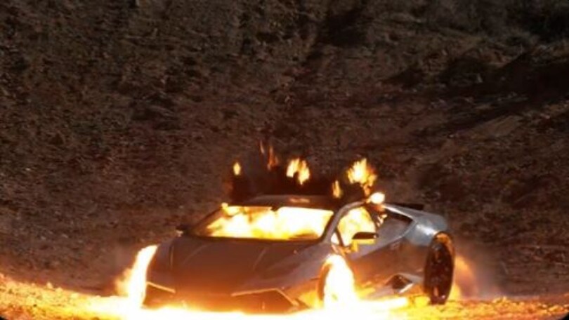 Fa esplodere la Lamborghini Huracan per mettere all'asta 999 NFT