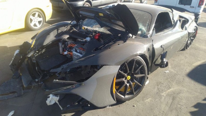 Ferrari SF90 Stradale, in vendita esemplare incidentato con appena 300 km