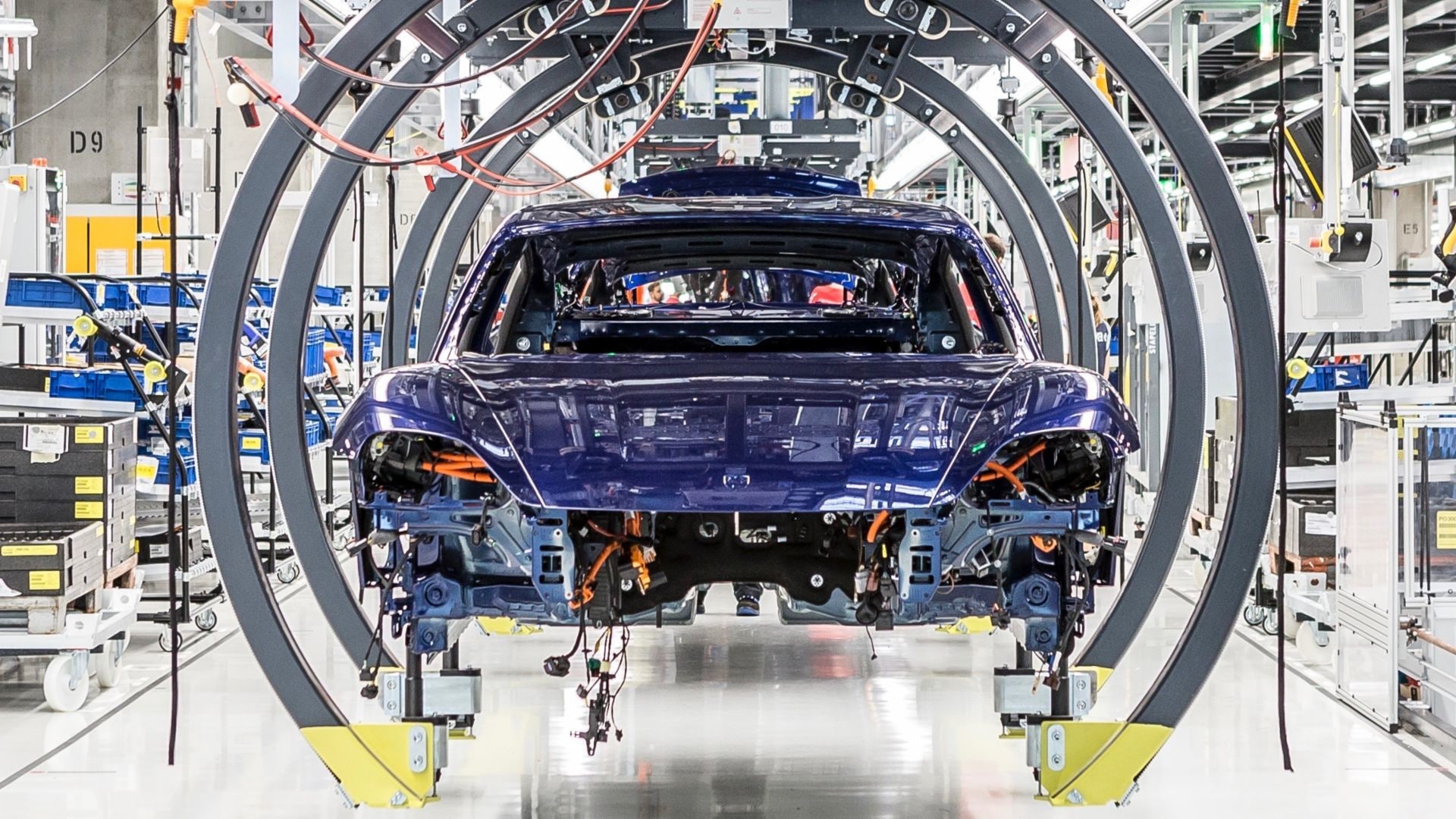 Niente cablaggi dall'Ucraina, le Case auto europee fermano la produzione