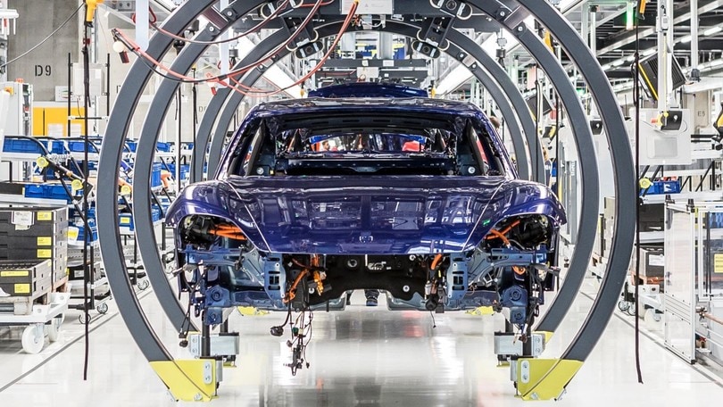 Niente cablaggi dall'Ucraina, le Case auto europee fermano la produzione