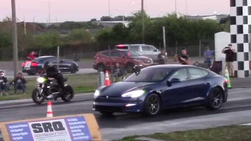 Tesla Model S contro Harley Davidson LiveWire: chi va più veloce?